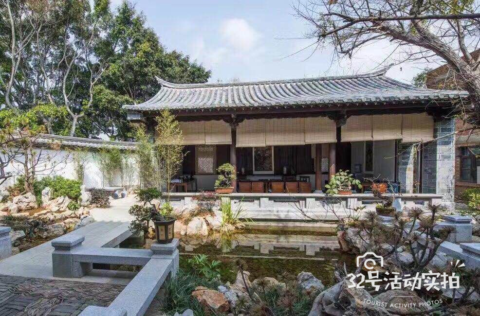 在建水古城里包下百年历史的四合院