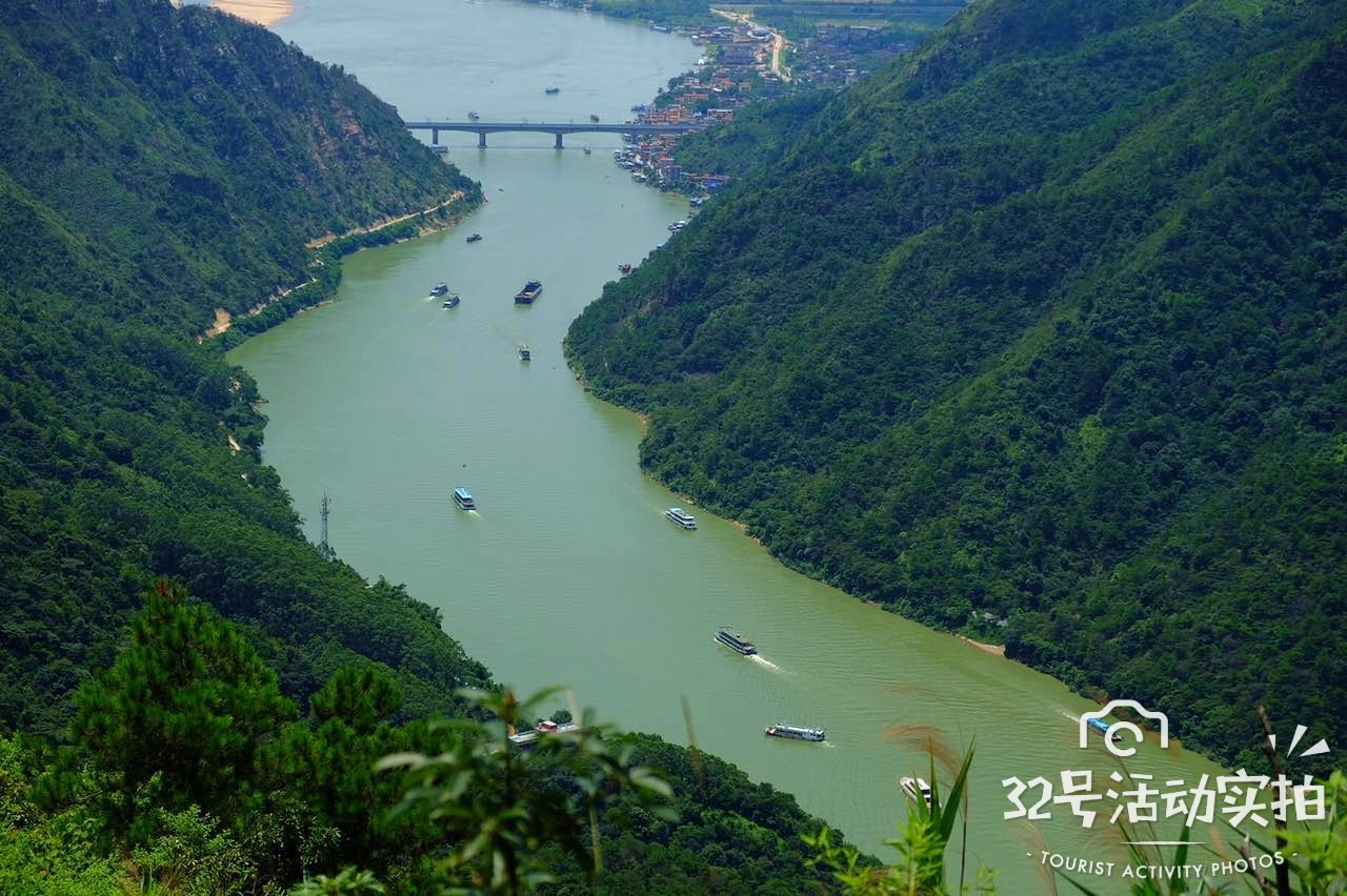 青峰傍列,江水奔流