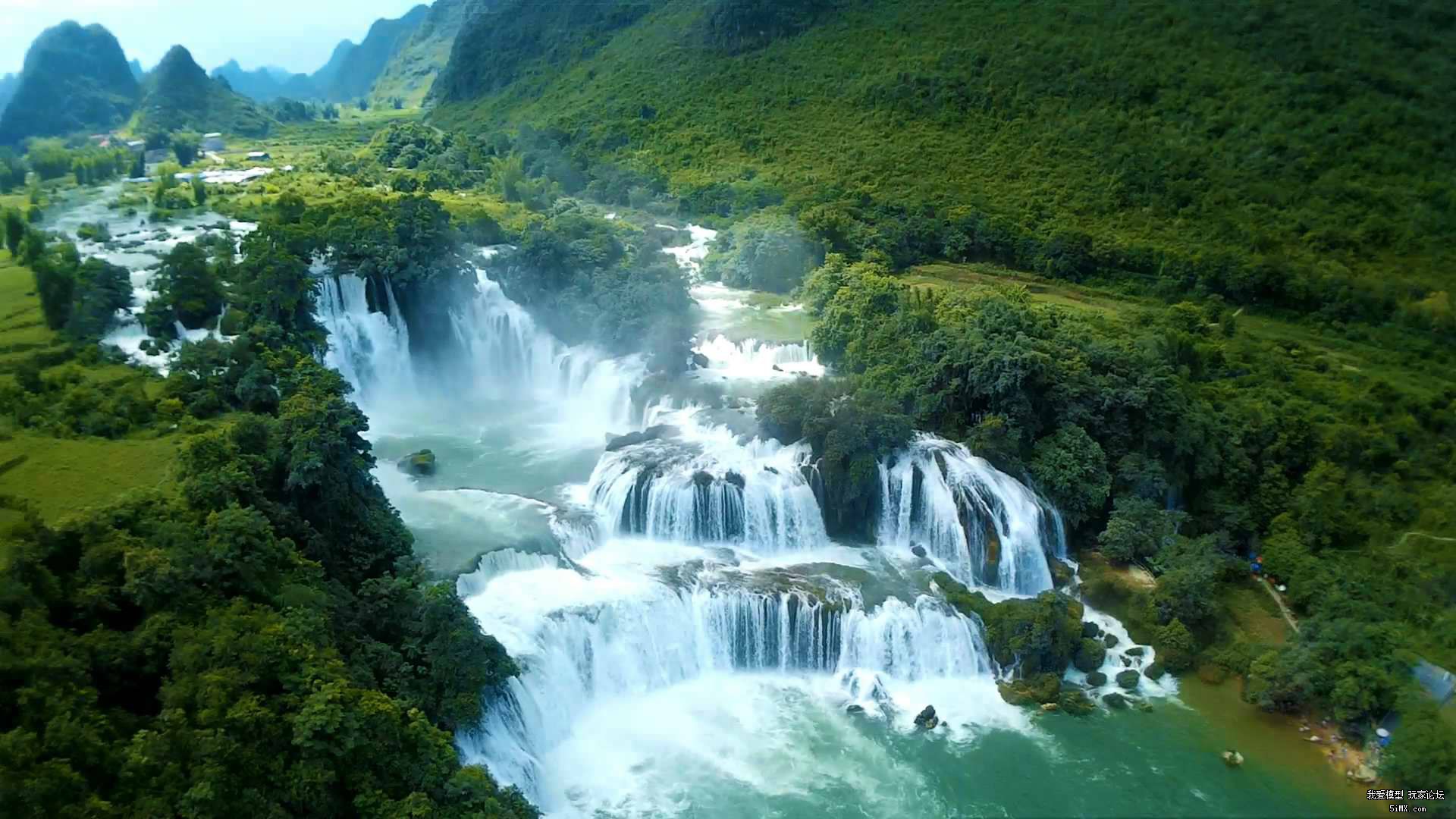 乘坐竹筏,置身河面,近距离感受千百年顾自奔流的山水洗礼,小船摇啊摇