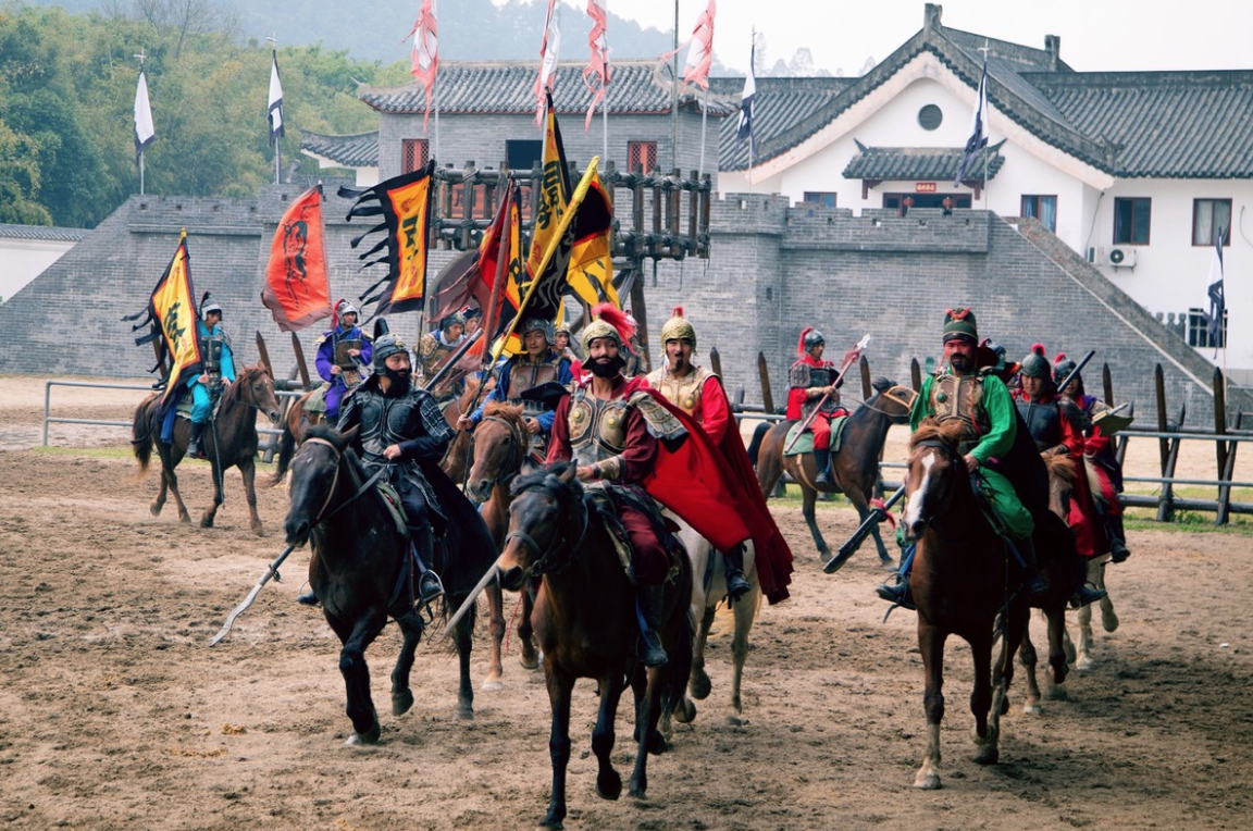 众将士们汇聚一堂,身后的王旗此时正迎风挥动,正是一幅"壮士出征图"
